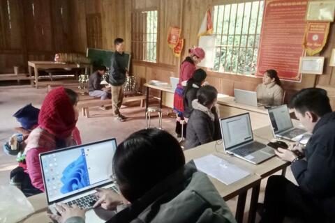 Trung tâm Phục vụ hành chính công xã phối hợp với các đơn vị liên quan thực hiện tiếp nhận, giải quyết hồ sơ lưu động tại bản Nậm Nàn.