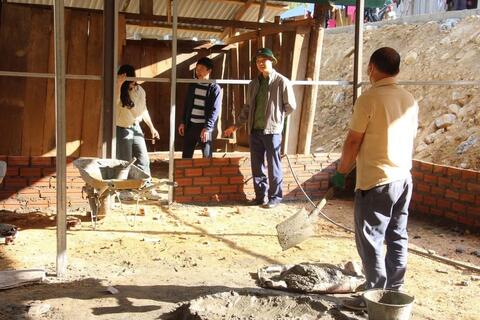 Đồng chí Bí thư Đảng uỷ kiểm tra tiến độ xoá nhà tạm và tiến độ thi công một số công trình trên địa bàn xã