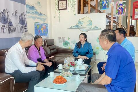 Trao huy hiệu Đảng tại nhà riêng cho đồng chí Đảng viên tại TDP Pá kéo