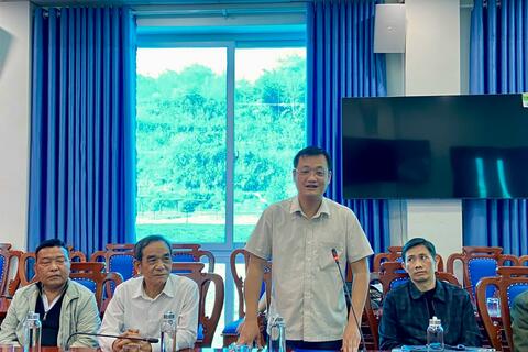 Trao quà Tết Nguyên đán Bính Ngọ năm 2026 cho Người cao tuổi có hoàn cảnh đặc biệt khó khăn trên địa bàn xã Nậm Hàng