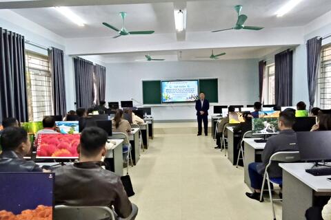 Khai mạc lớp hướng dẫn sử dụng máy tính, kỹ thuật soạn thảo văn bản cho đội ngũ Bí thư chi bộ, Trưởng bản, Trưởng Ban Công tác Mặt trận các bản, tổ dân phố trên địa bàn xã Nậm Hàng
