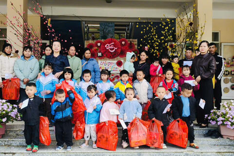 Trường MN Sông Đà trao quà cho trẻ em có hoàn cảnh khó khăn nhân dịp tết Bính Ngọ năm 2026