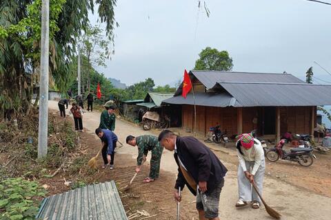 Bản Nậm Lay ra quân vệ sinh môi trường chào mừng bầu cử