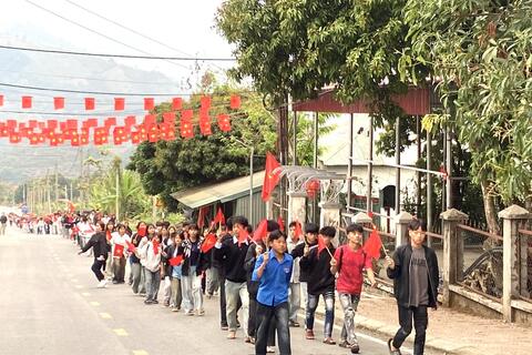 Học sinh xã Nậm Hàng sôi nổi cổ động hướng tới ngày bầu cử