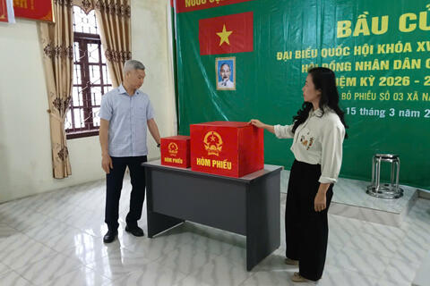 Đồng chí Bí thư Đảng ủy,Chủ tịch HĐND, Trưởng ban chỉ đạo bầu cử xã kiểm tra công tác chuẩn bị bầu cử