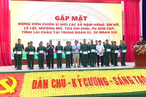Đoàn công tác của xã Nậm Hàng, thăm động viên chiến sĩ mới năm 2026