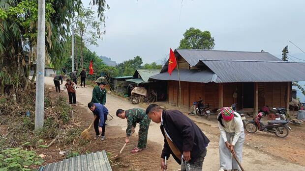 Bản Nậm Lay ra quân vệ sinh môi trường chào mừng bầu cử
