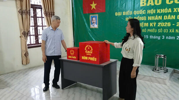 Đồng chí Bí thư Đảng ủy,Chủ tịch HĐND, Trưởng ban chỉ đạo bầu cử xã kiểm tra công tác chuẩn bị bầu cử