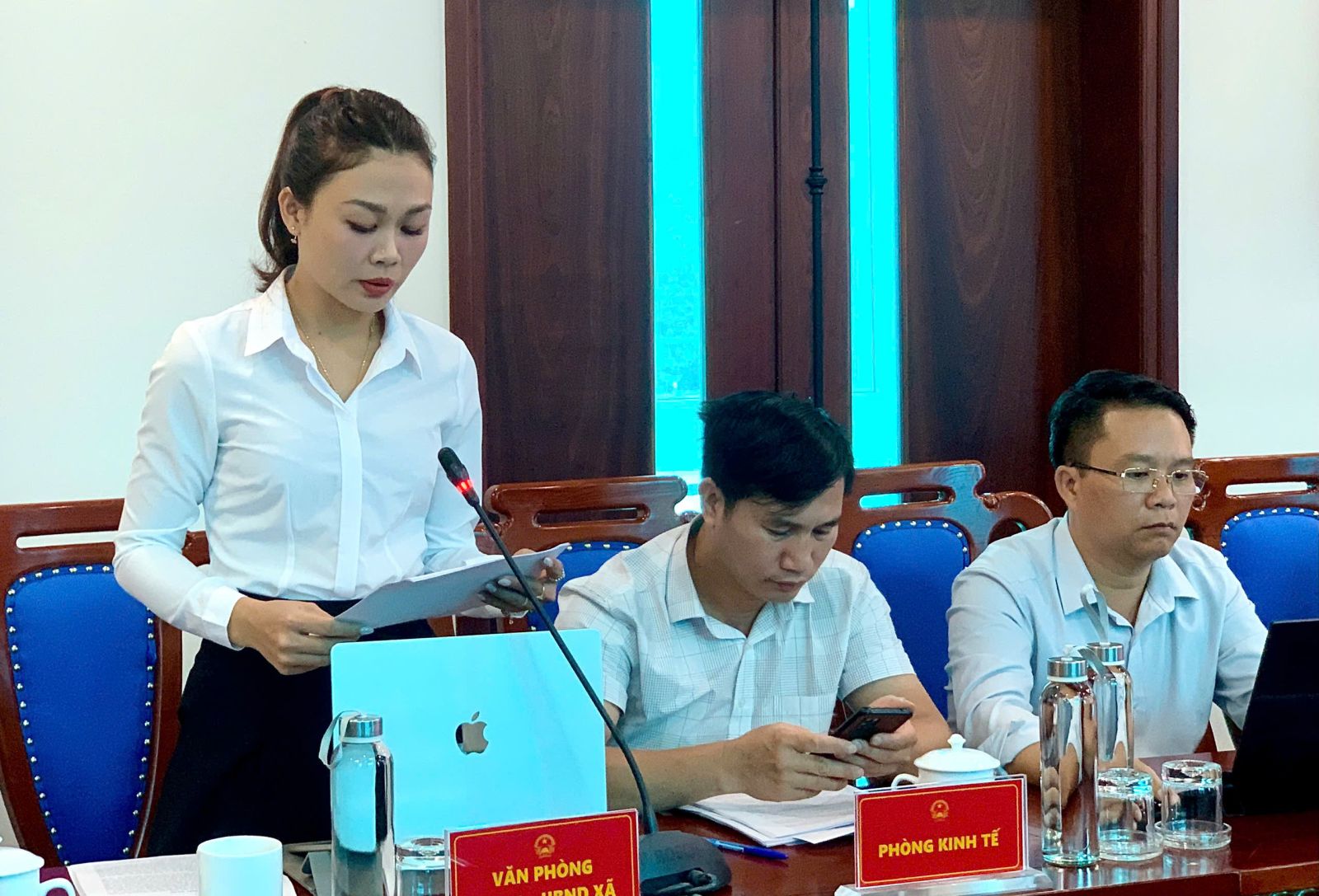 Đồng chí lãnh đạo Văn phòng HĐND - UBND xã thông qua dự thảo báo cáo.