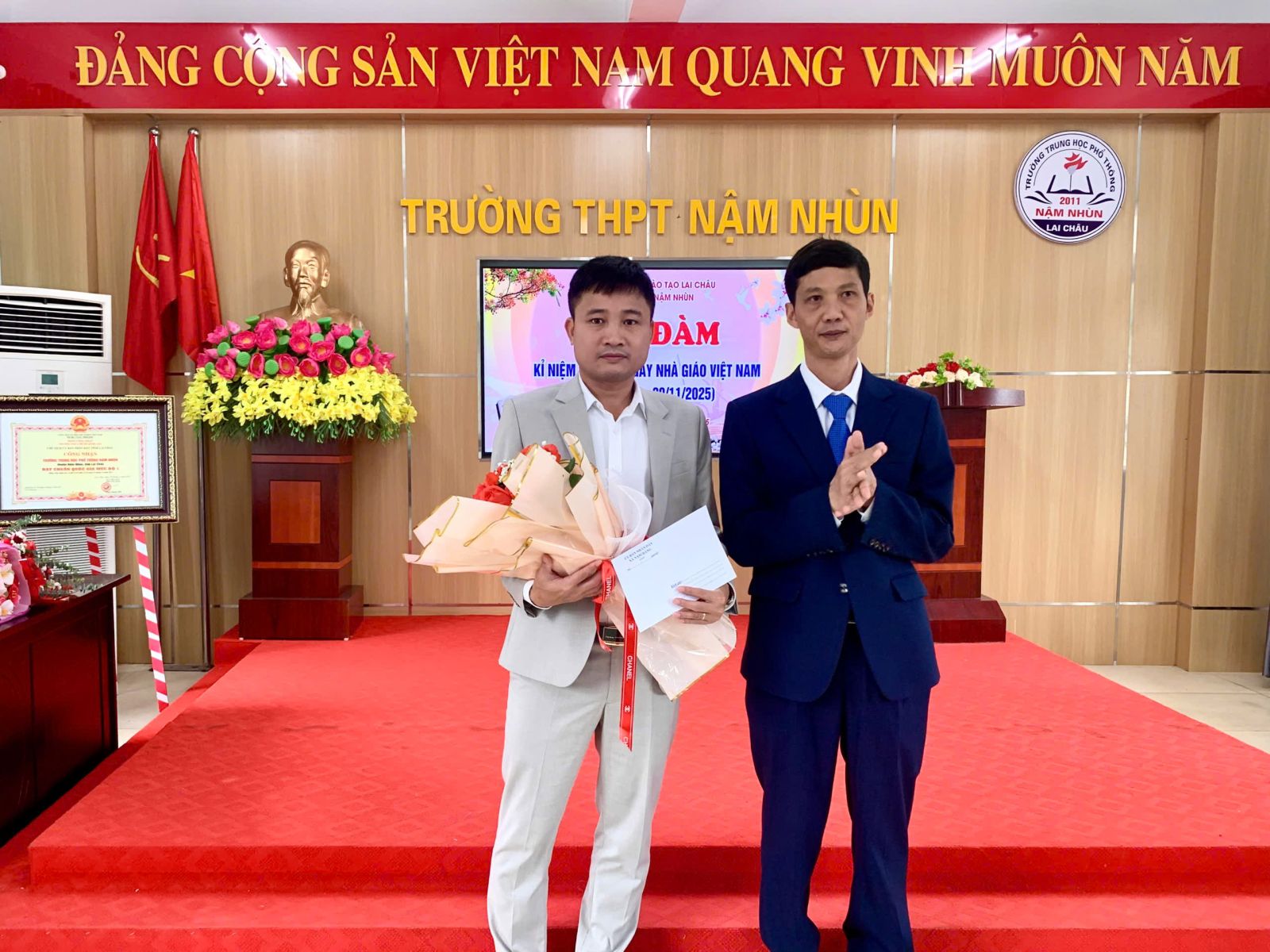 Được sự uỷ quyền của các đồng chí lãnh đạo Đảng uỷ, đồng chí Đào Hữu Nhuận - Uỷ viên Ban Thường vụ Đảng uỷ, Chủ nhiệm Uỷ Ban Kiểm tra Đảng uỷ đã tặng hoa chúc mừng nhà trường