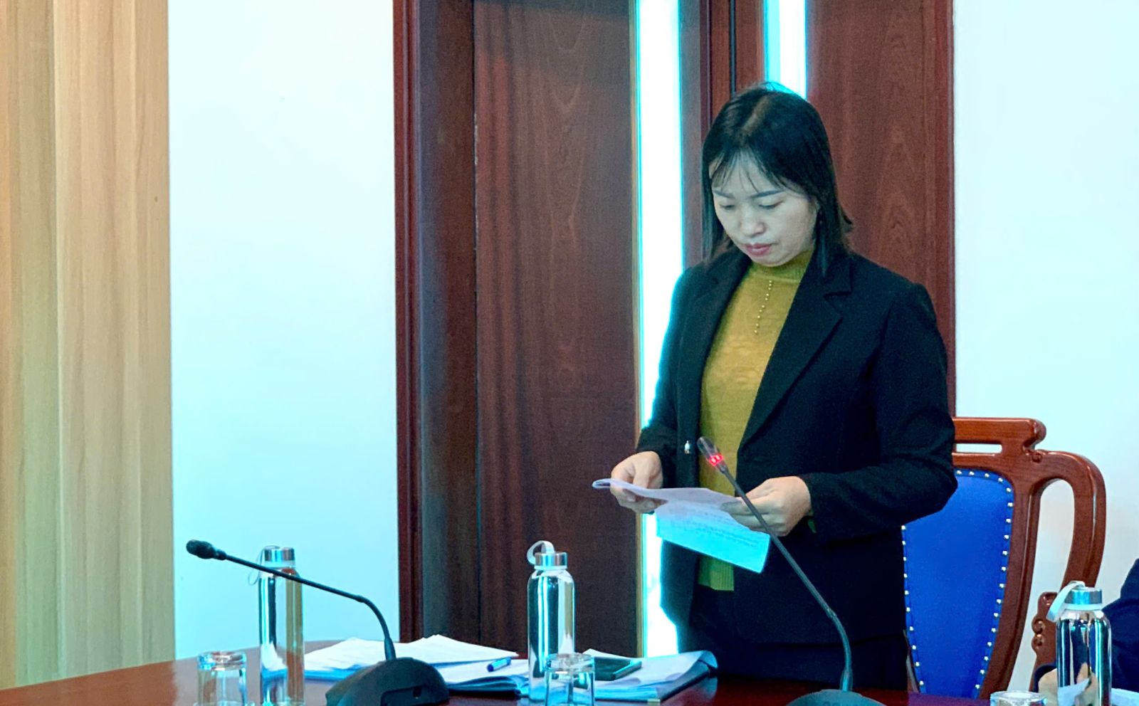 Đồng chí Hảng Thị Mỷ - Uỷ viên BTV Đảng uỷ, Phó Chủ tịch HĐND xã thông qua dự kiến cơ cấu, thành phần, số lượng ứng cử đại biểu HĐND xã nhiệm kỳ 2026-2031.