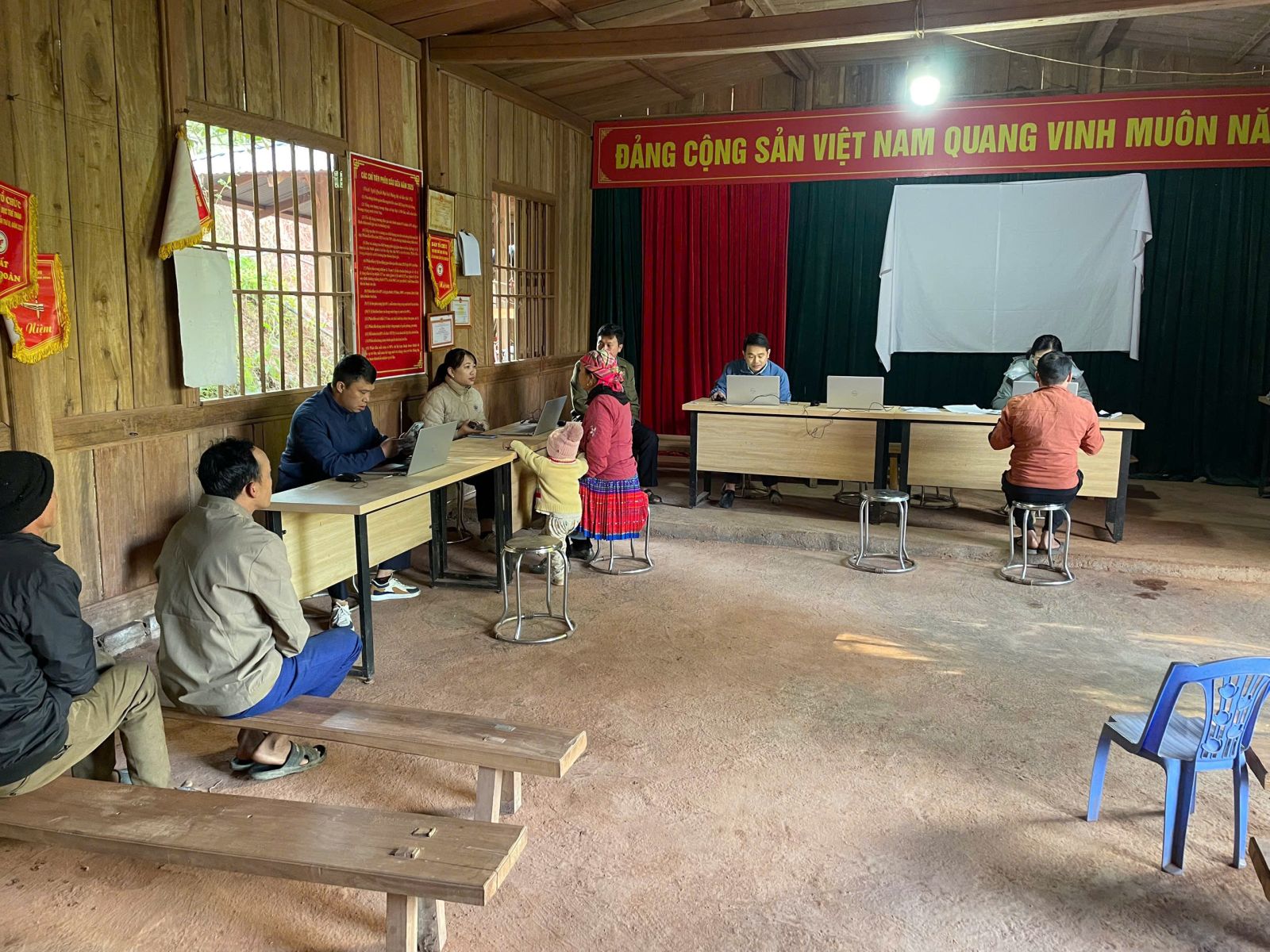 Công chức Trung tâm Phục vụ hành chính công đang giải quyết thủ tục cho người dân